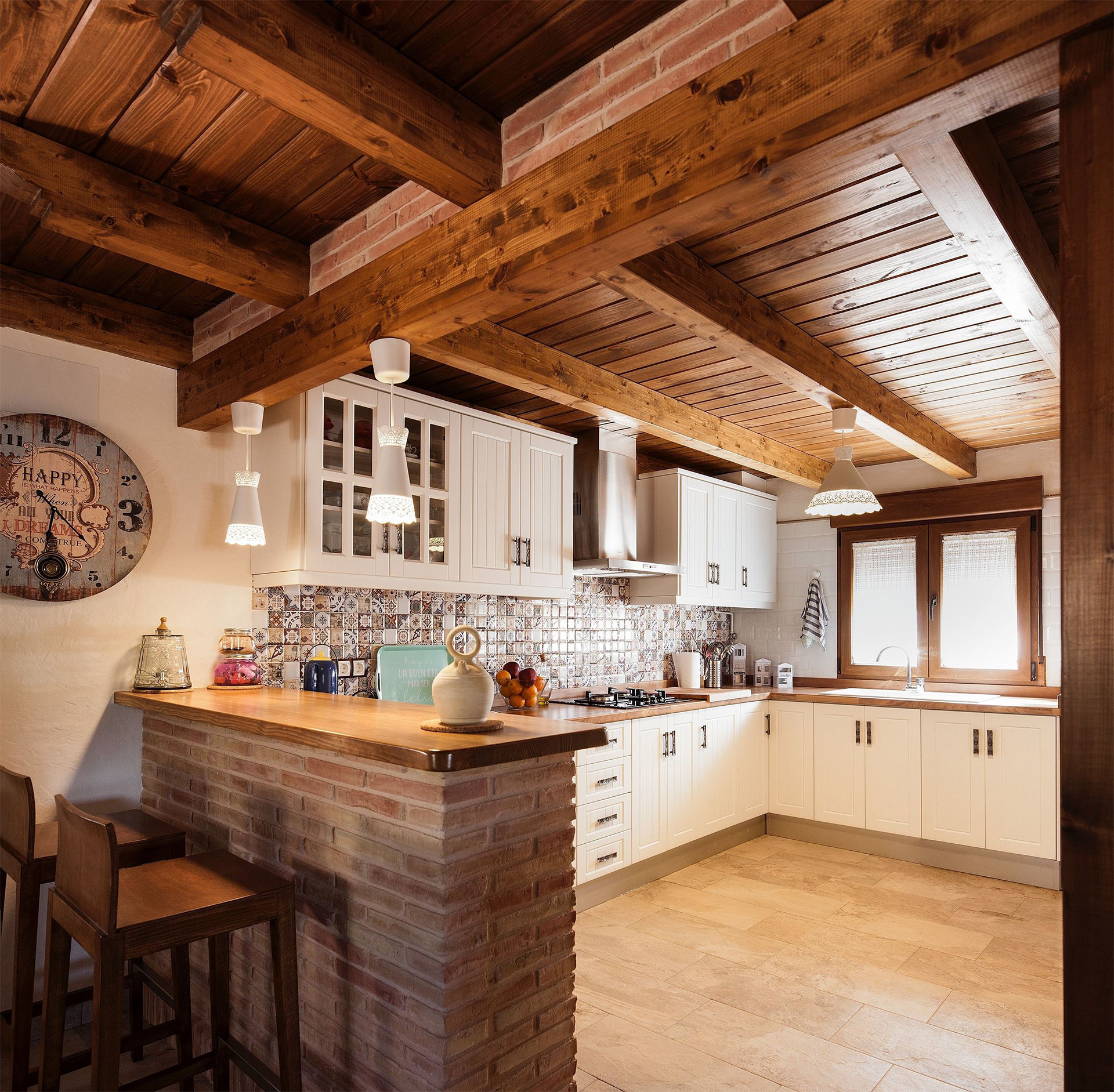 Vista de la distribución de la cocina con el techado de madera y el suelo de barro.