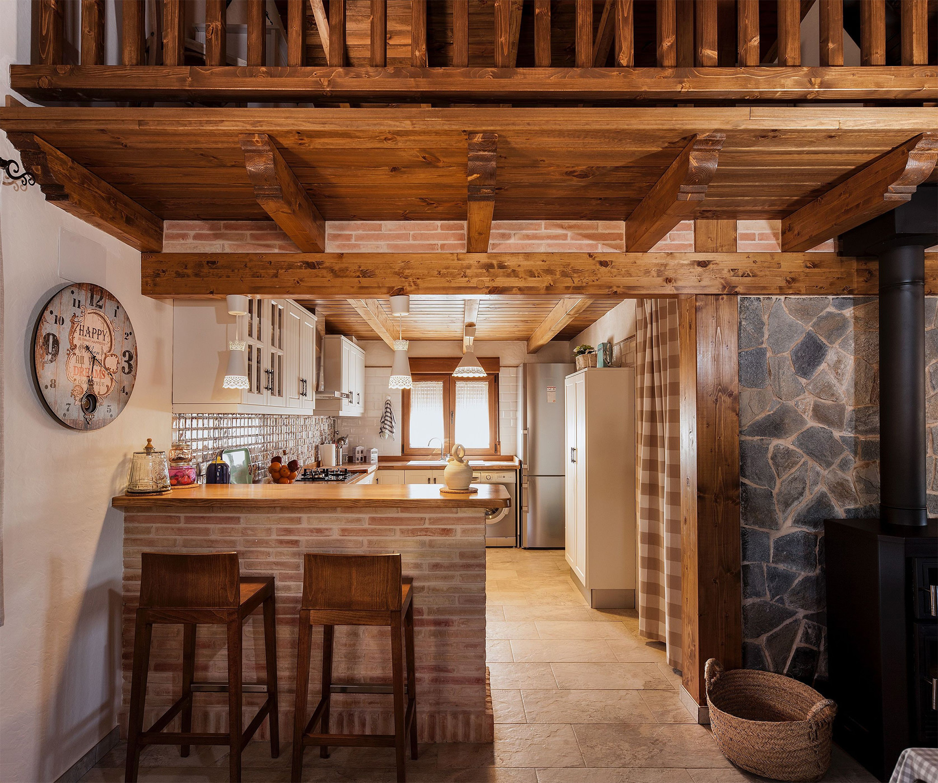 Vista de la cocina abierta y delimitada por una barra desde el salón.