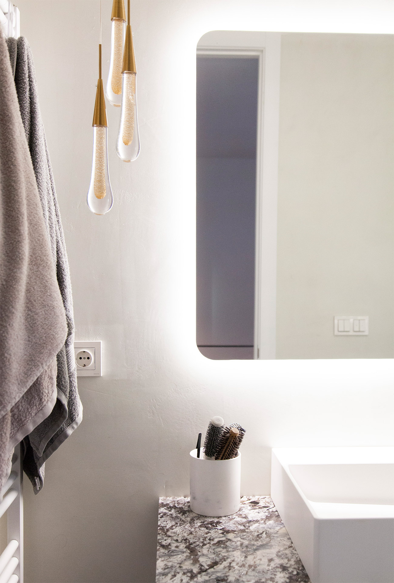 Acabados aseo e iluminación en la Casa C