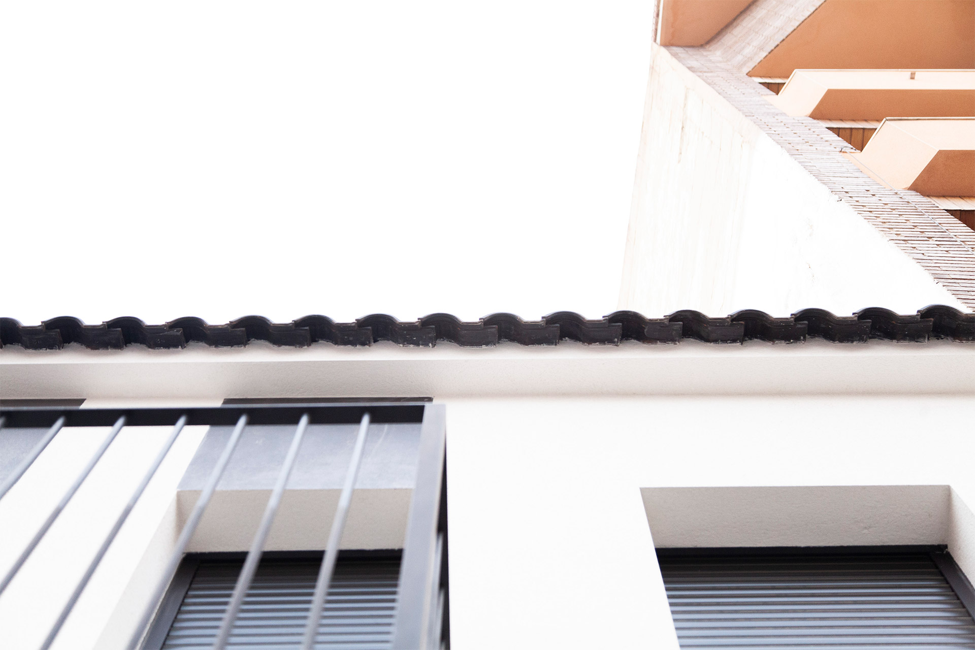 Vista de la fachada de la casa y su alero.