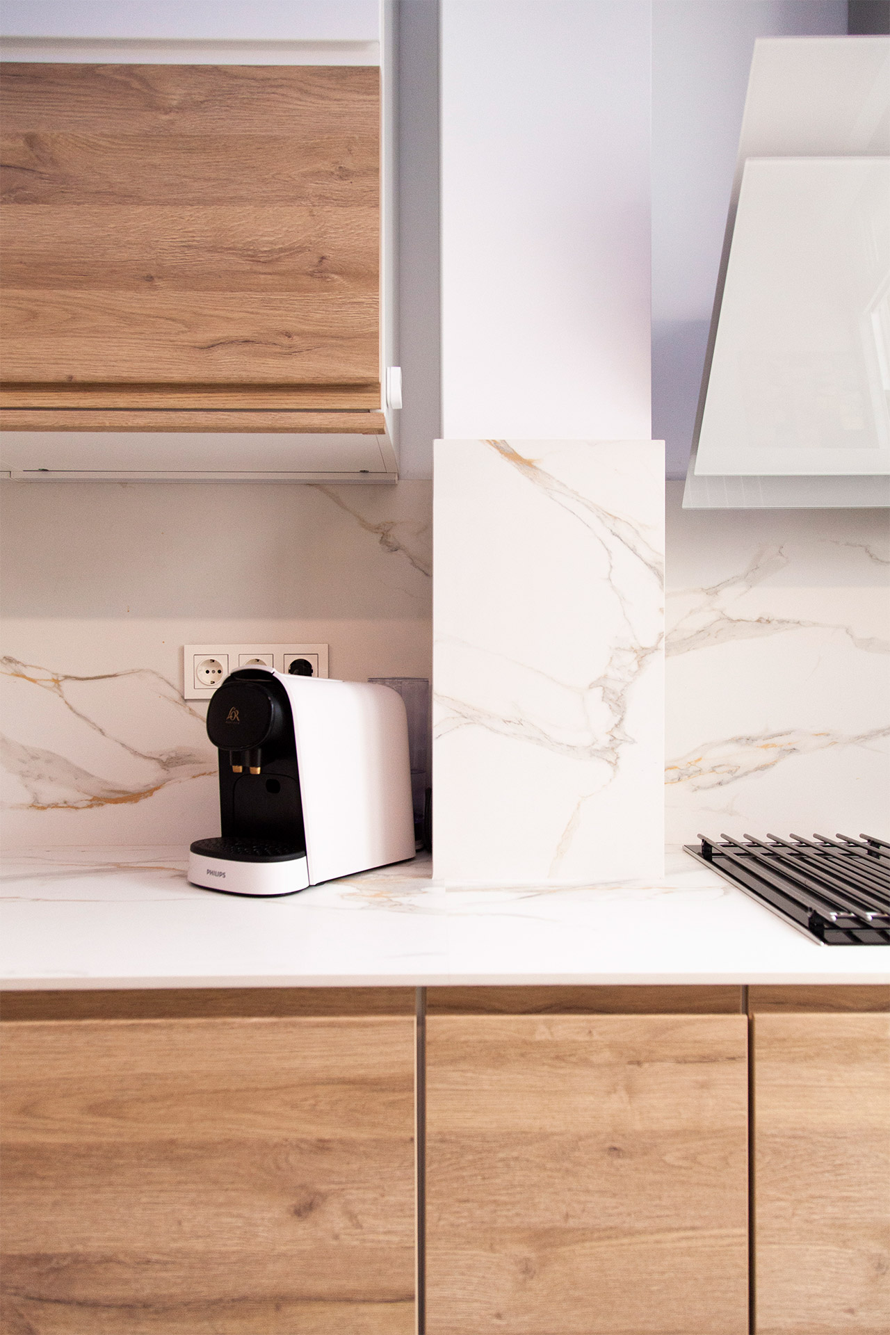 Detalle de los materiales y combinación de la cocina en colores neutros