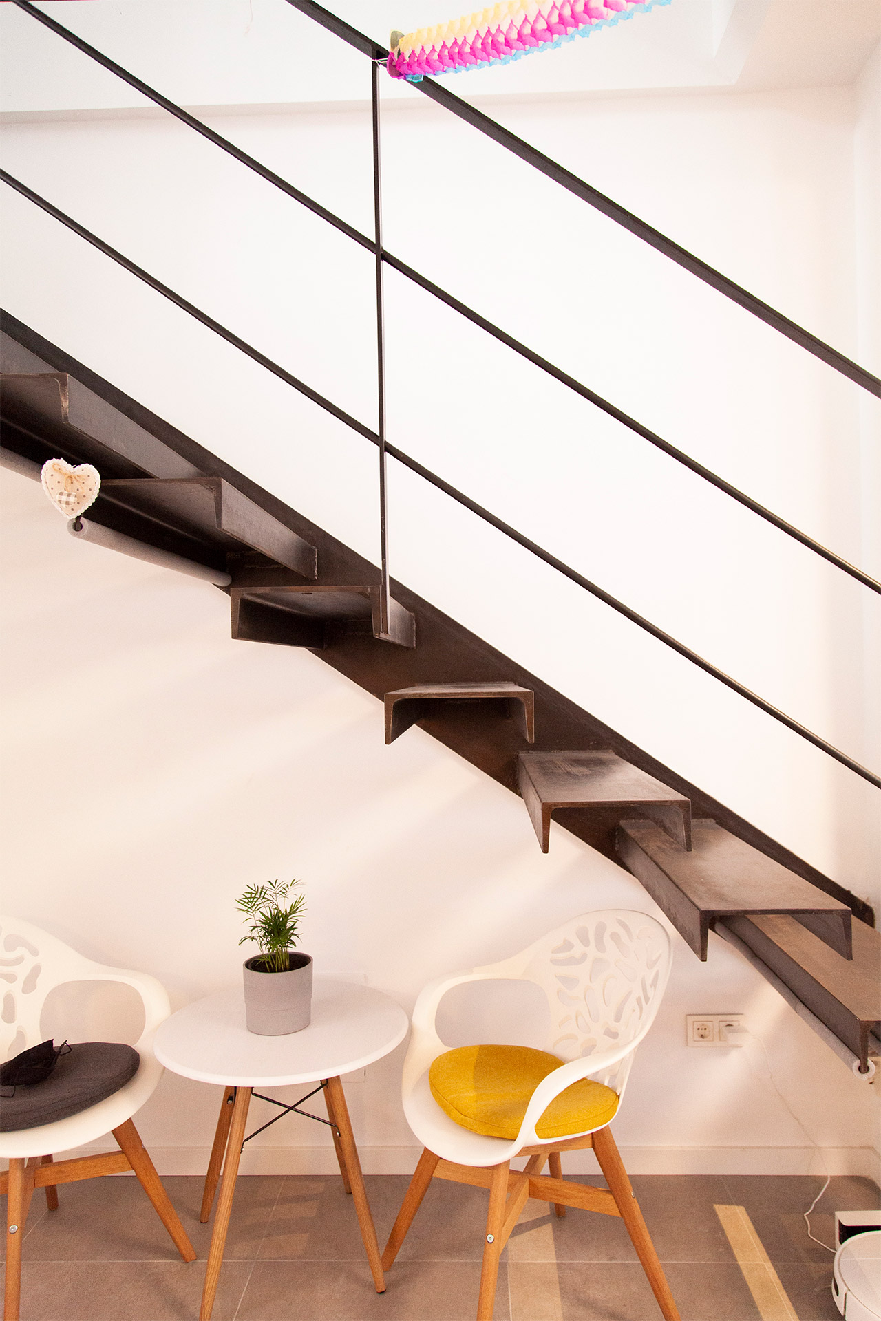 Detalle bajo la escalera de mesa de te, aprovechando al máximo el espacio y la funcionalidad del espacio.