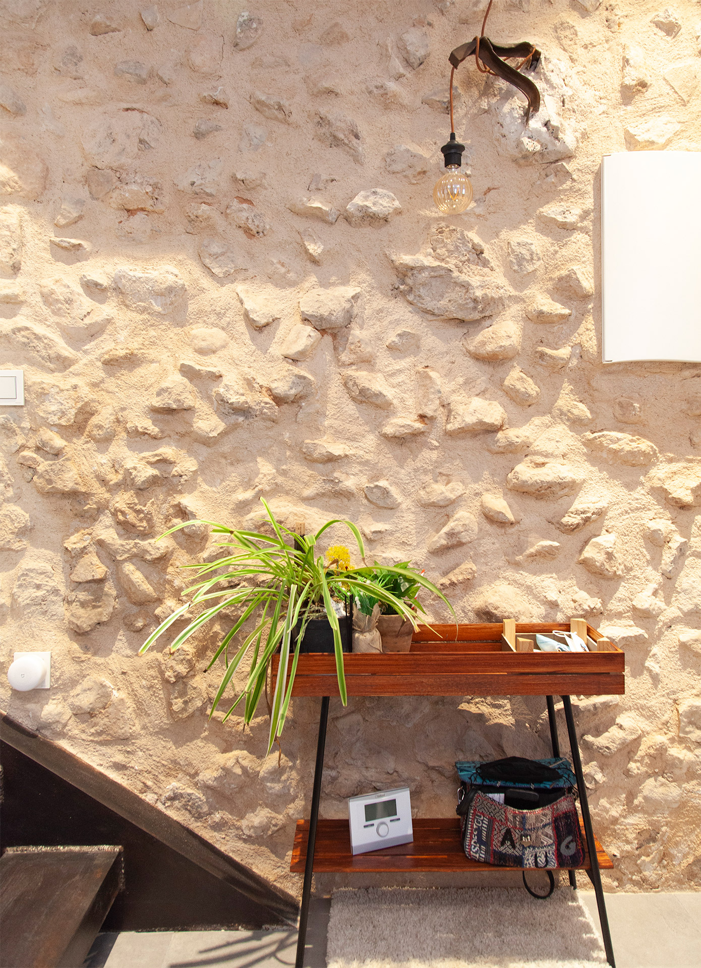 Pared de la entrada a la casa, en acabado rústico con piedra de cantera.