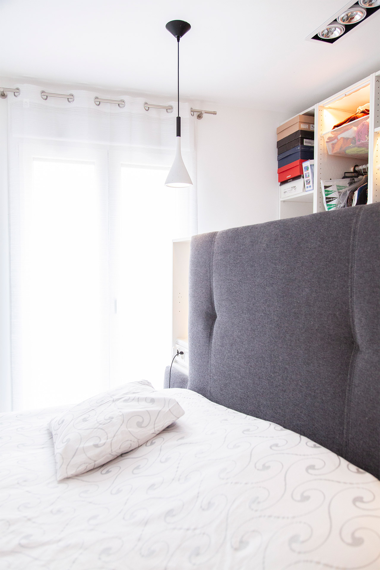 Detalle del dormitorio de la casa C, con un cabecero vestidor.