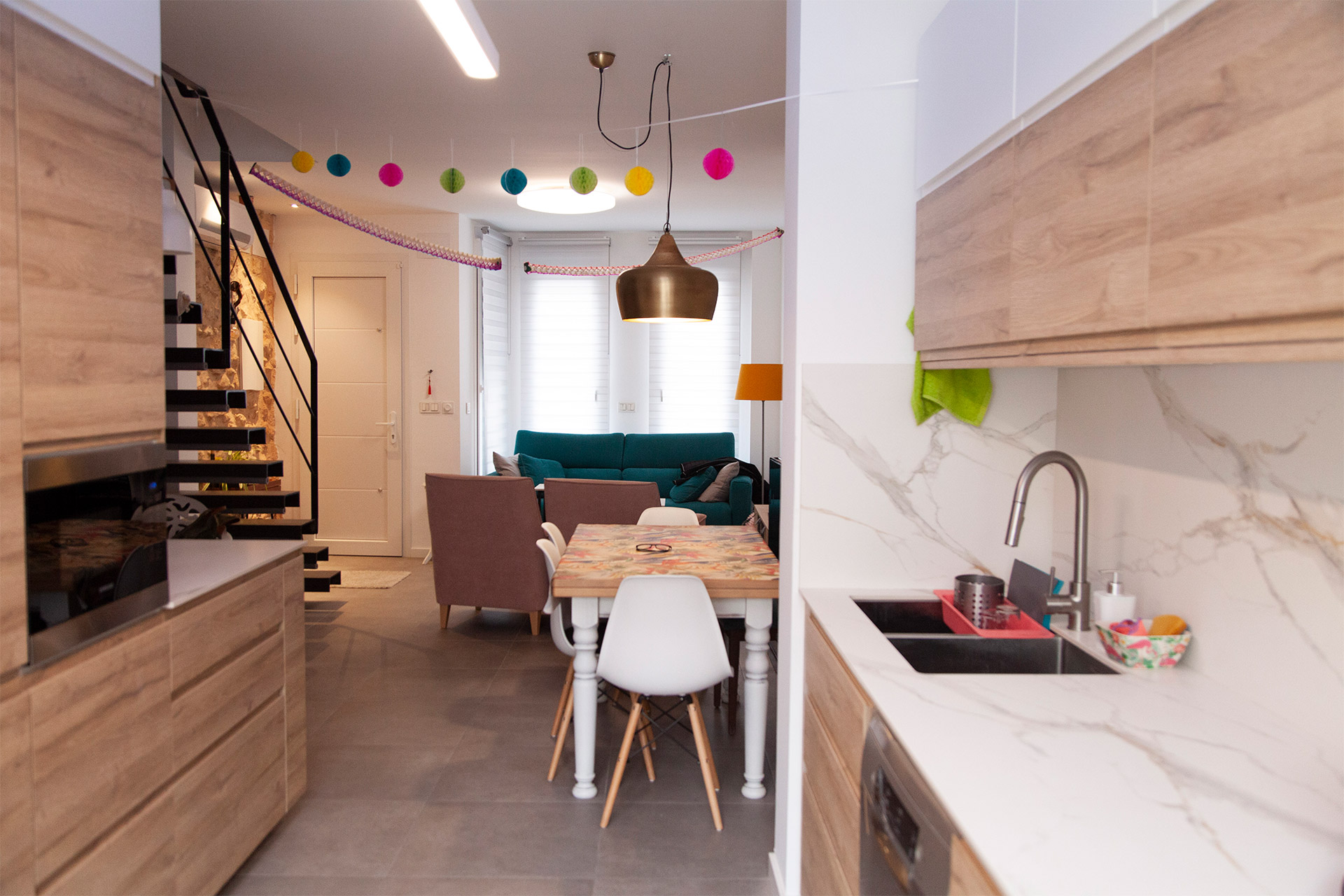 Diseño de espacio abierto entre cocina y salón comedor. La mirada interior.