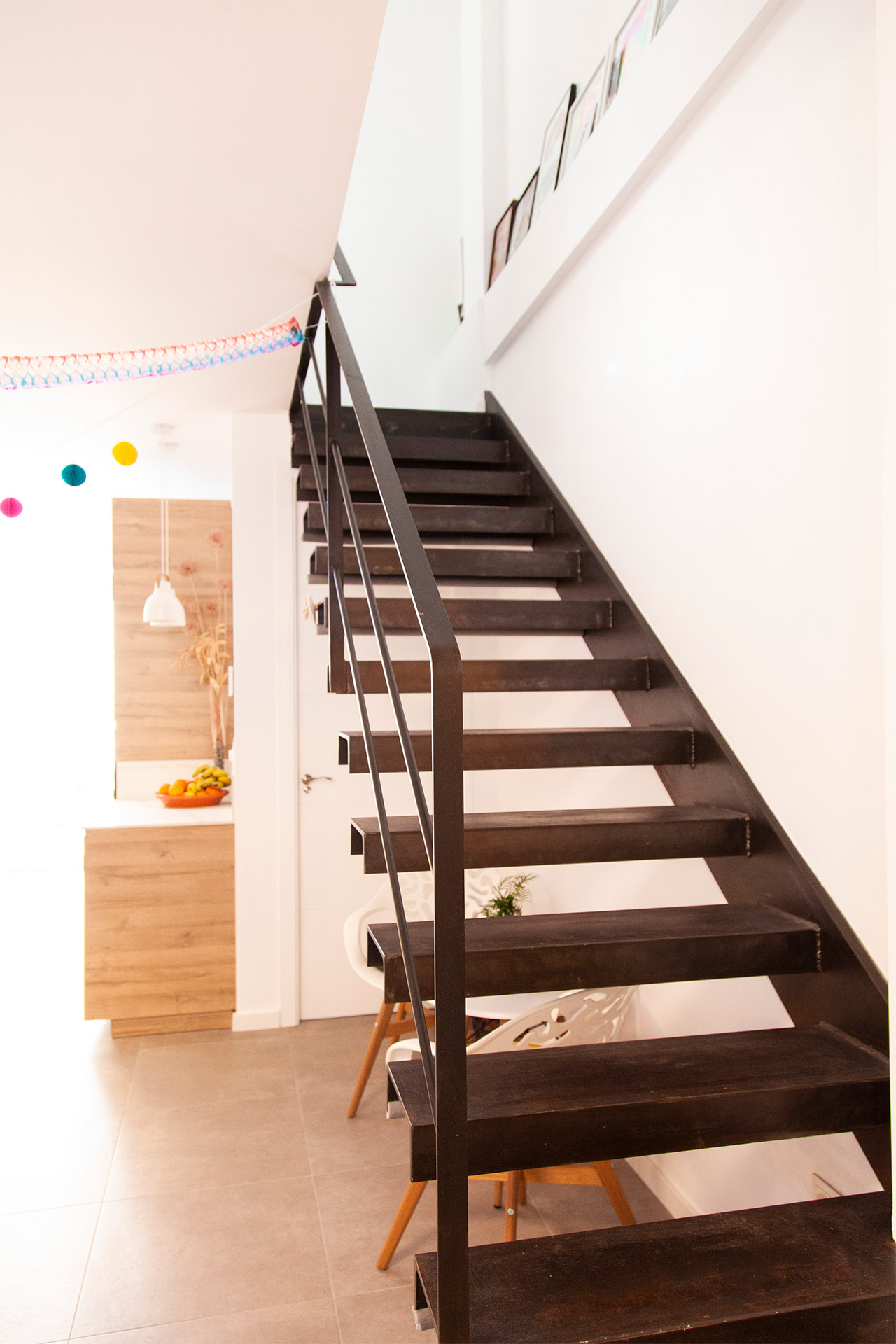 Espacios abiertos con escalera abierta metálica.