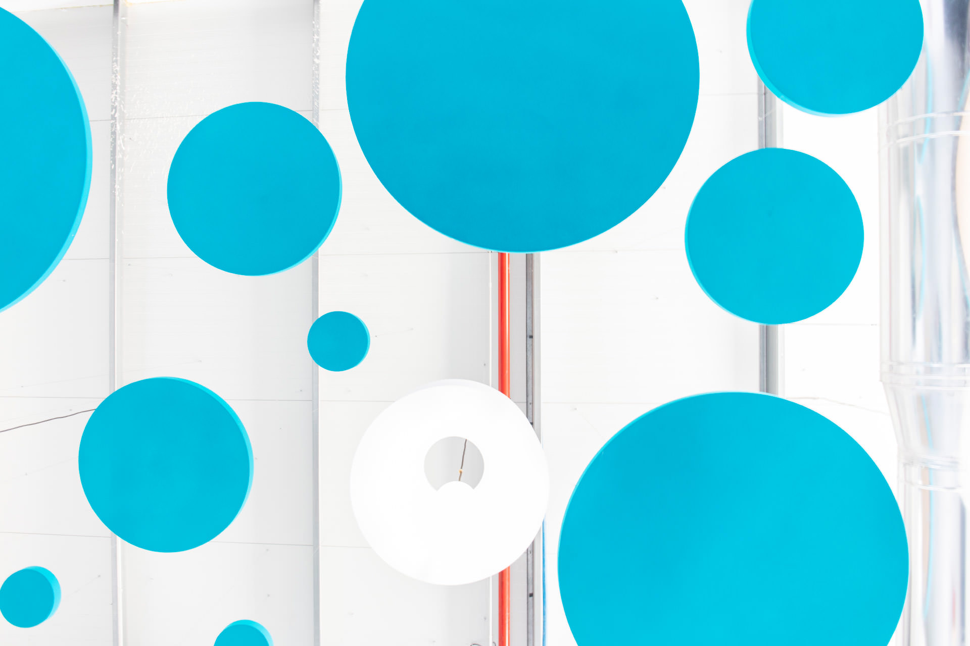 Sistema de reducción del ruido y luminaria de cocina.