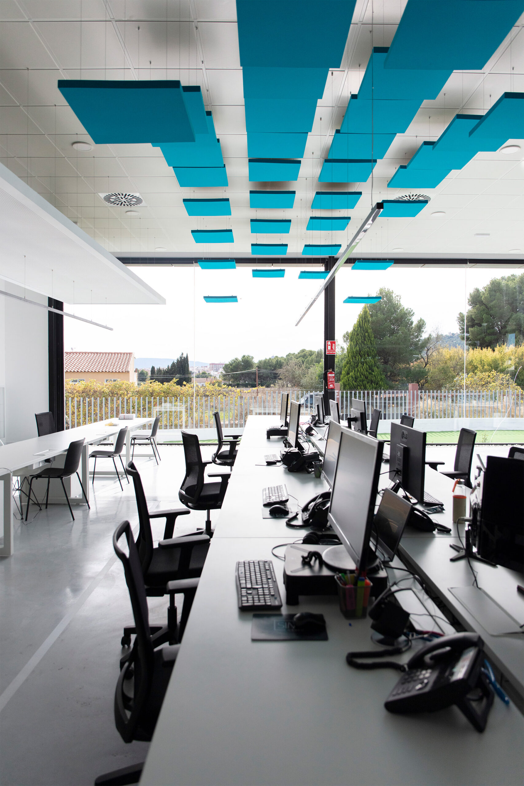 Mesas del call center con vistas al exterior.