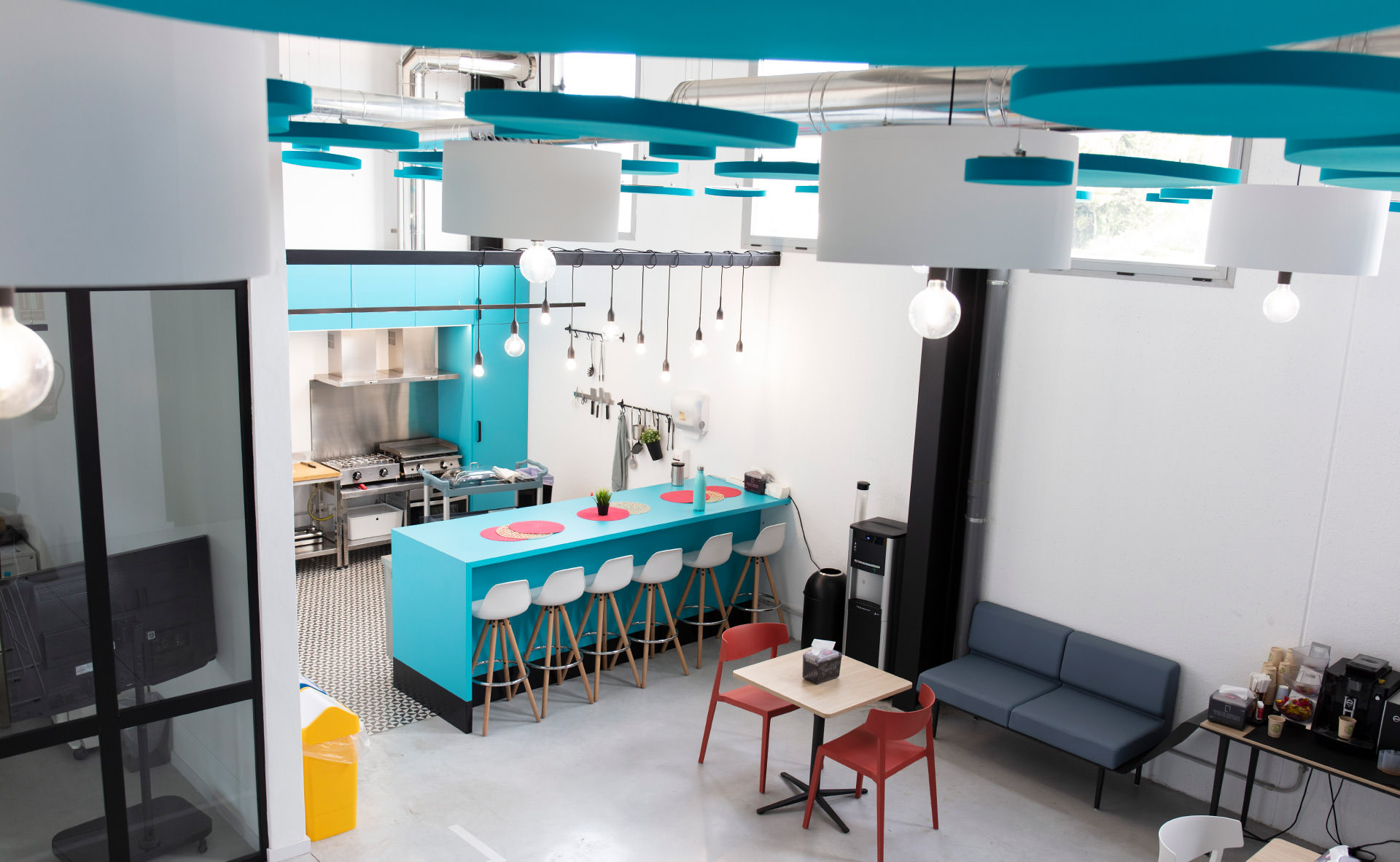 Espacio diáfano de comedor y coworking work and eat.