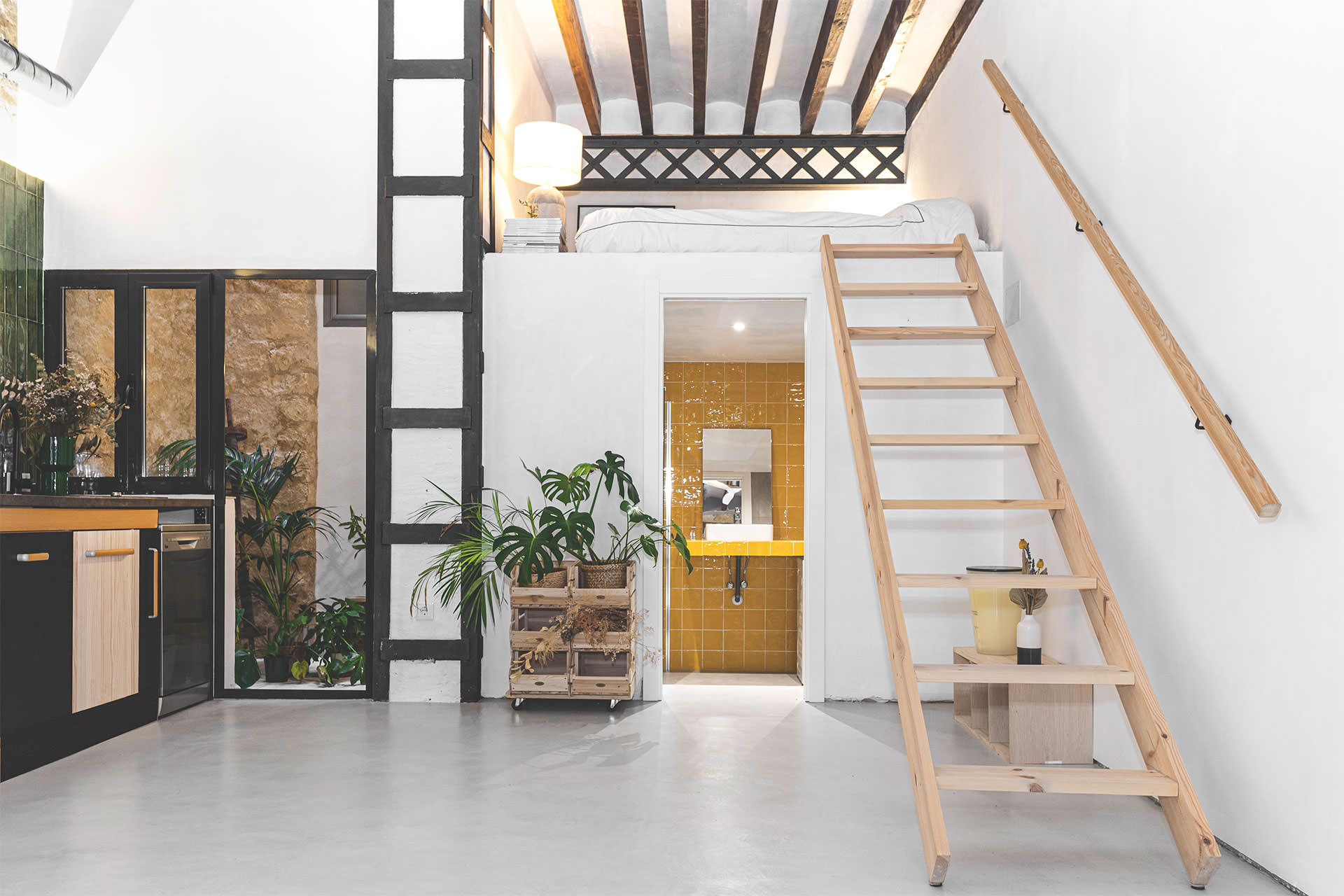 Apartamento de dos alturas y espacios abiertos
