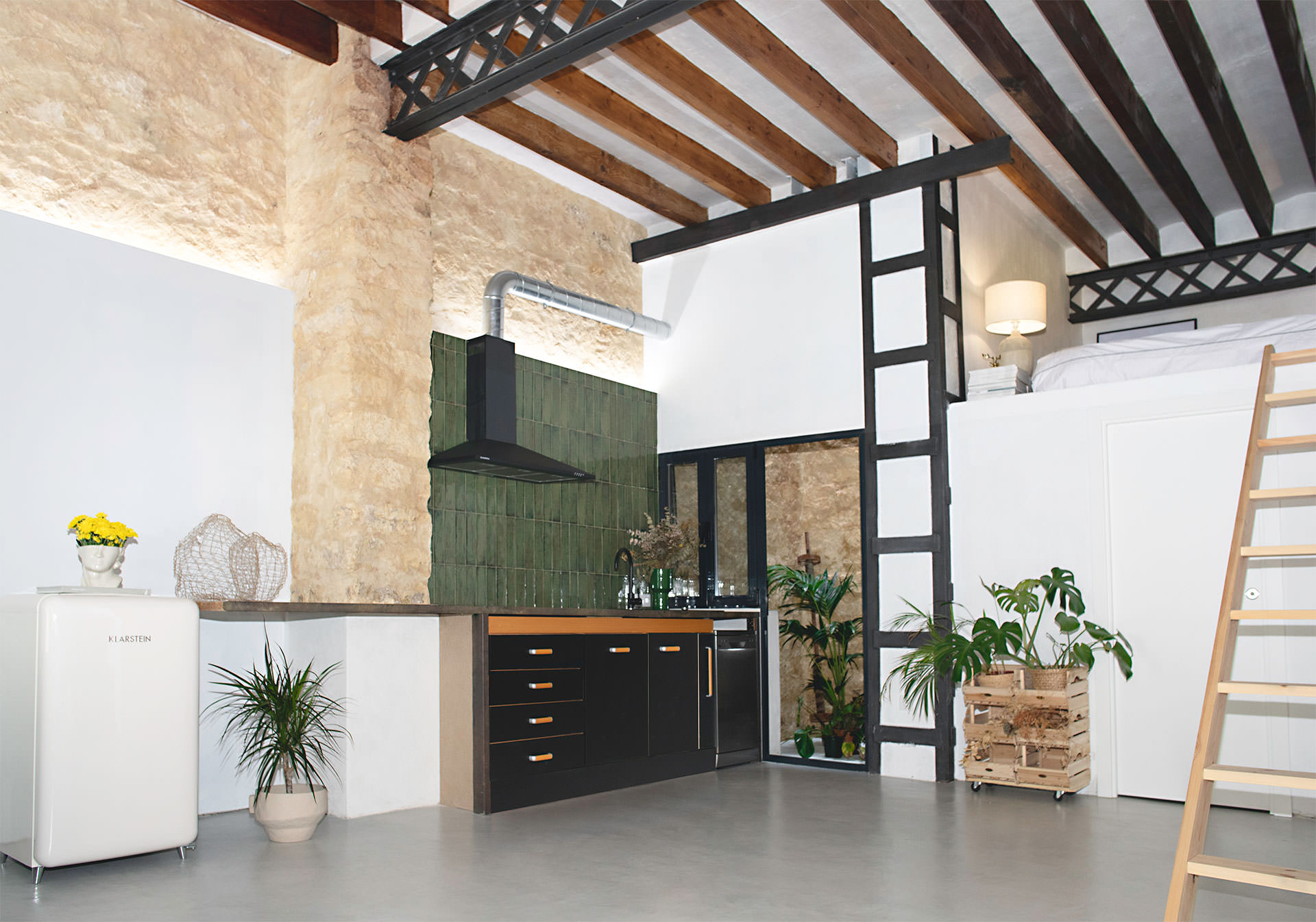 Vista de la cocina, patio y altillo con habitación. Flexibilidad espacial.