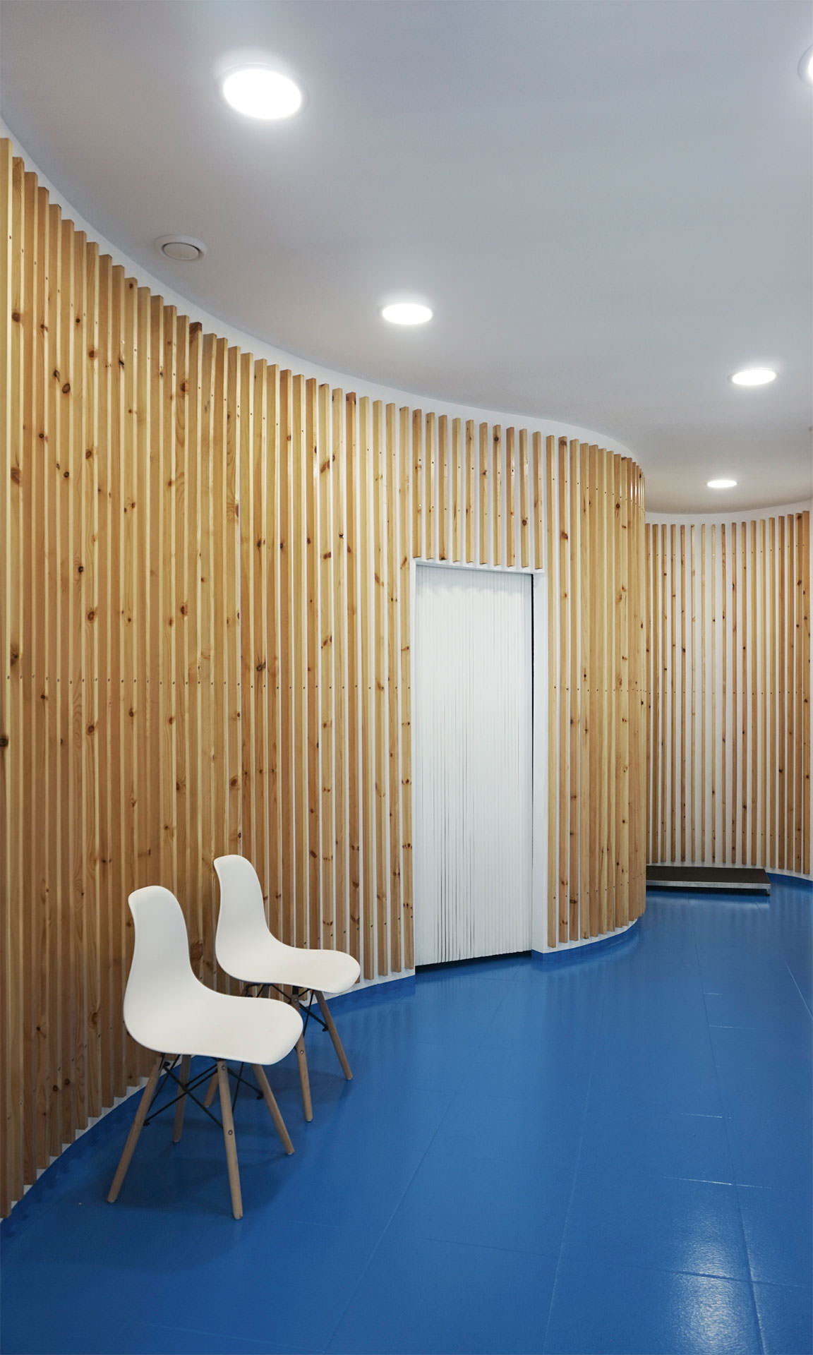 Detalle vertical de las paredes de la Clinica Nakama