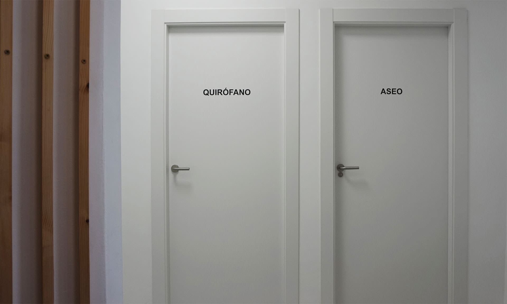 Entrada a las salas de las consultas y el quirófano.