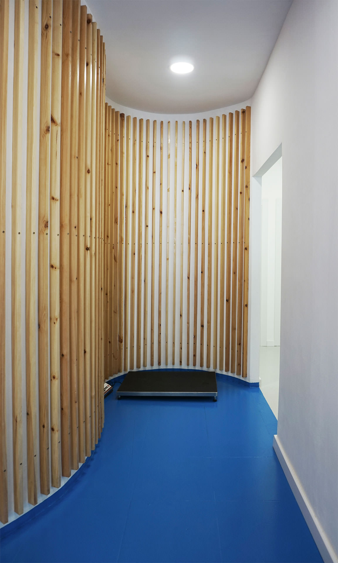 Final del pasillo de la clinica y entrada a las salas de consulta.