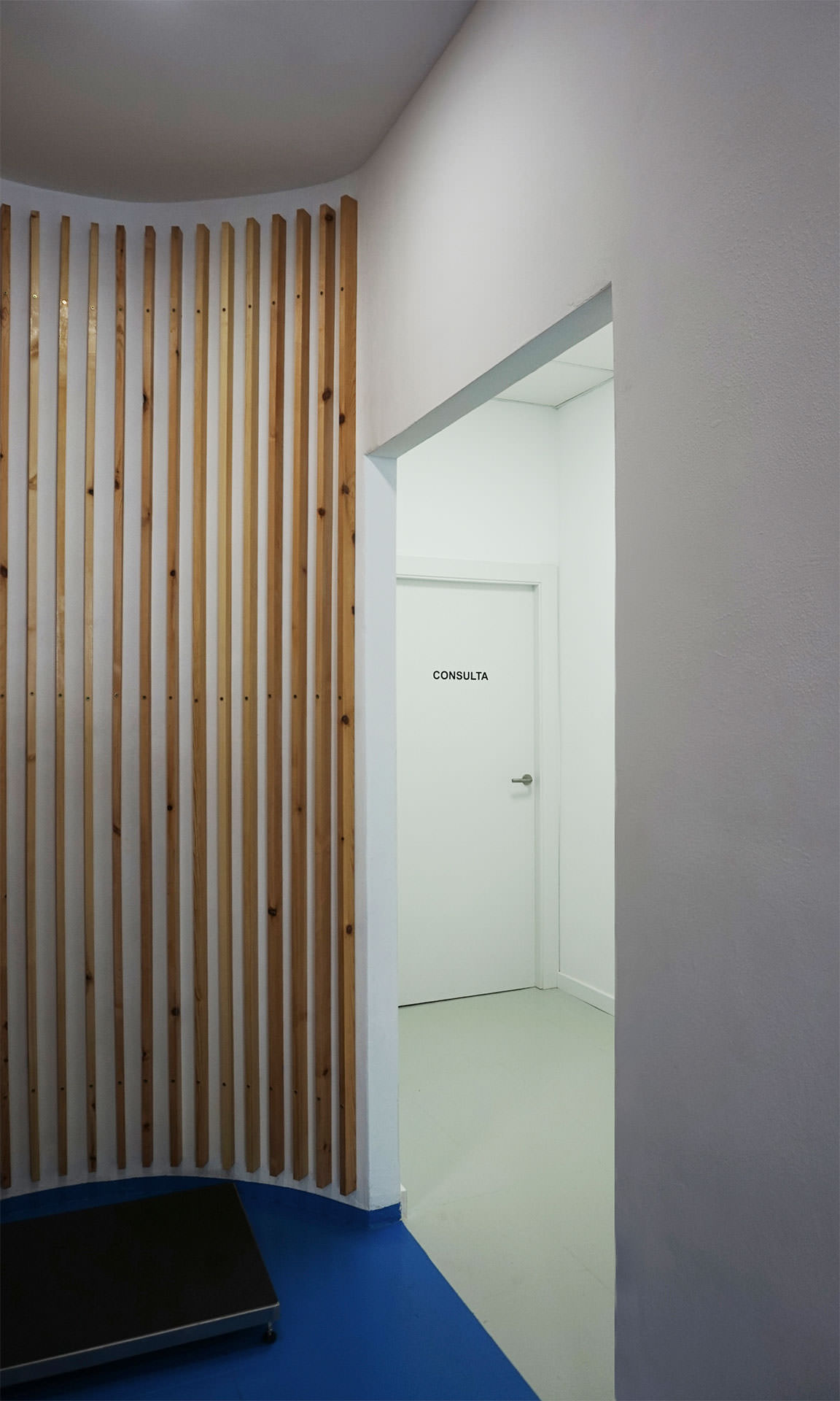 Entrada a las salas de las consultas y el quirófano.