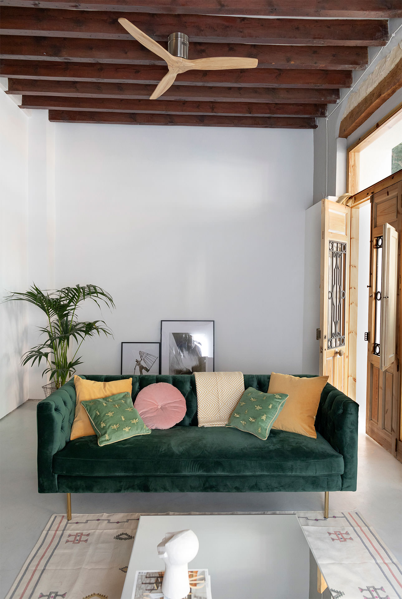 Vista de la entrada de la casa al salón con espacio luminosos y diáfanos.