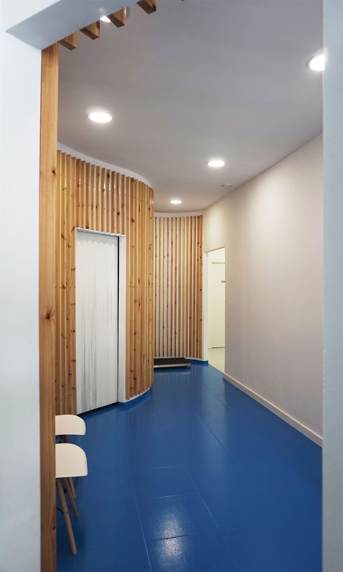 Iluminación y paredes del pasillo de la clínica.