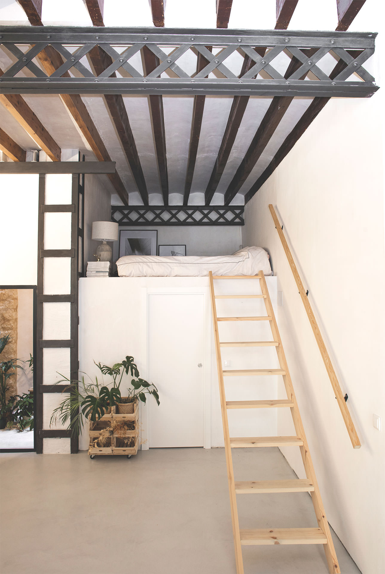 Vista de la subida de escaleras hacia la habitación.