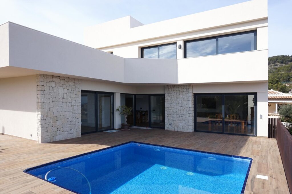 Combinaciones exteriores: Blanco, piedra caliza y suelo porcelánico de imitación madera.