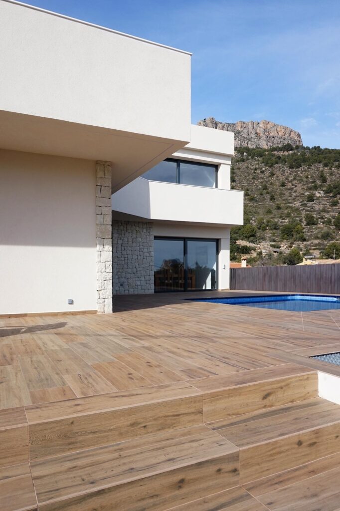 Exteriores cerámicos, piedra y luz