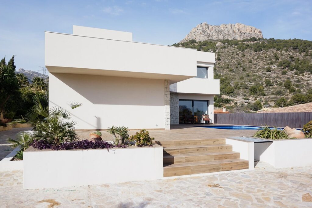 Casa en alturas con vistas al Peñón de Ifach en un entorno único.